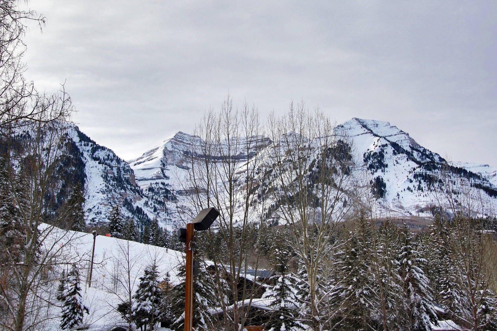 Log Cabin On The Stream Sundance エクステリア 写真